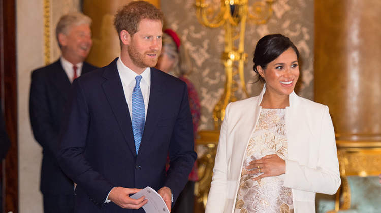 2019年3月5日，梅根，苏塞克斯公爵夫人和哈里王子，苏塞克斯公爵出席了在英国伦敦白金汉宫举行的威尔士王子授勋50周年招待会。