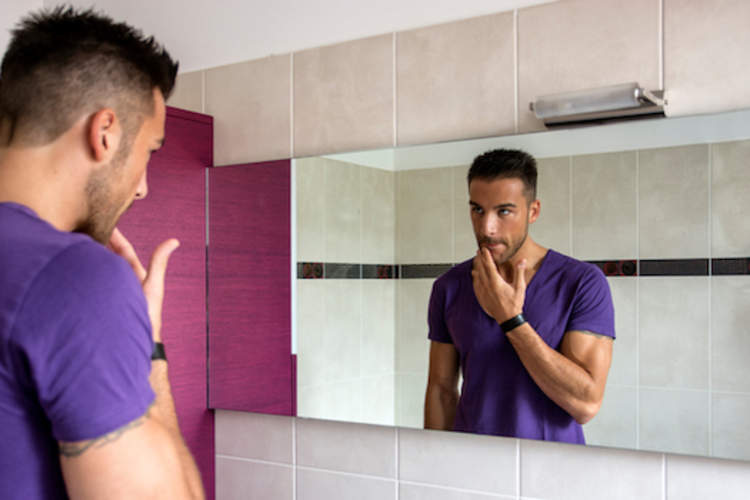 男子检查唇疮。