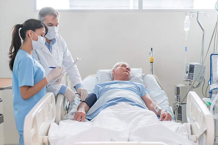 医院里的老人。