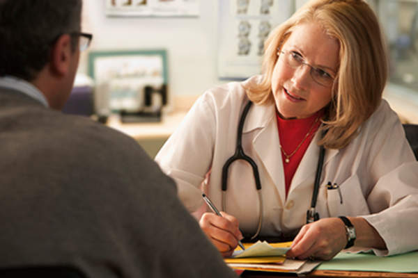 医生书写处方的人。