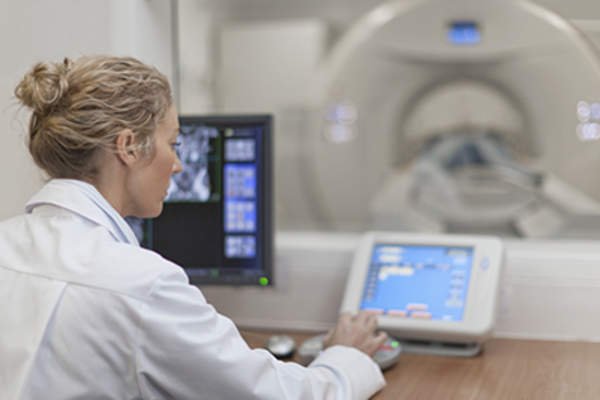 医生在医院操作CT扫描仪