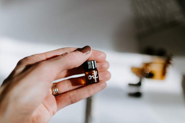 手拿标有油的瓶子