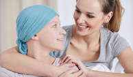拥抱一位身患癌症的朋友。