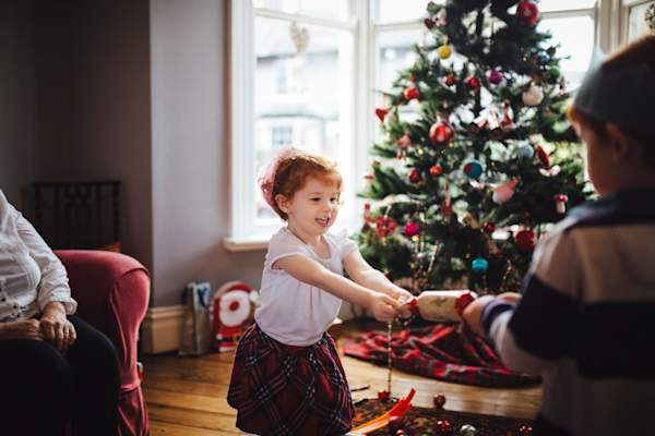 小男孩和他的妹妹拿着圣诞饼干的两端。