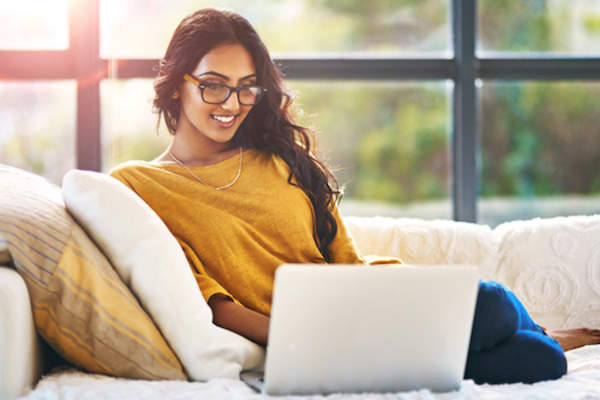 网上购物的女人。