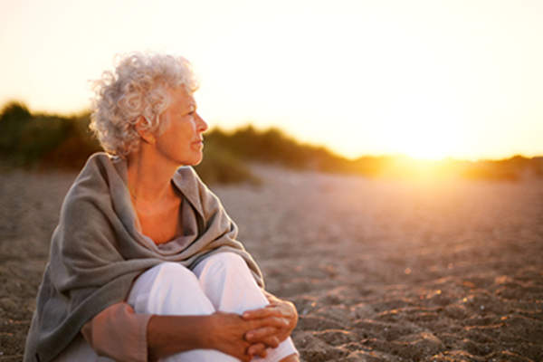 海滩上的成熟女人望着地平线