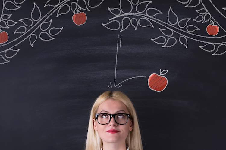 牛顿的苹果落在女人的头。