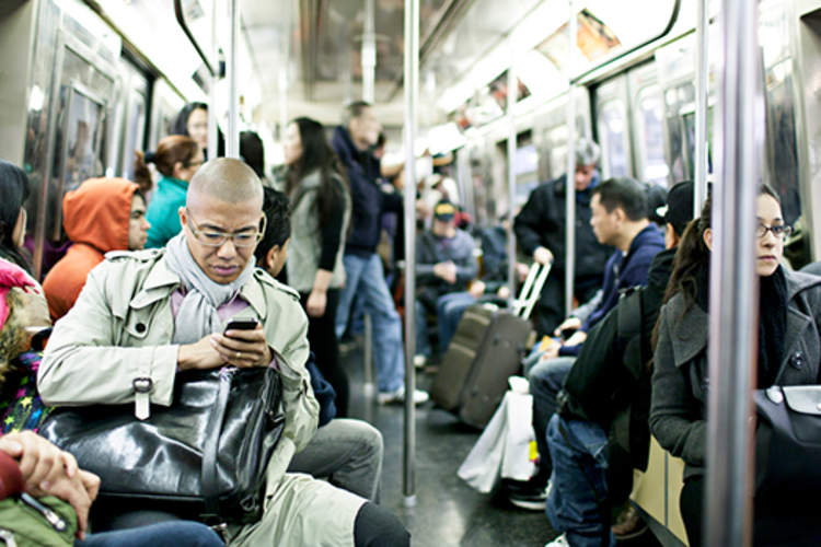 拥挤的地铁车厢。