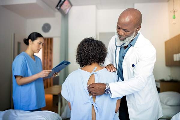 医生用听诊器检查病人的呼吸