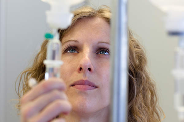 护士调整IV药物。