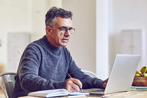 做在线研究的人。