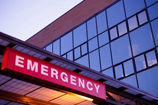 医院急诊室标志。