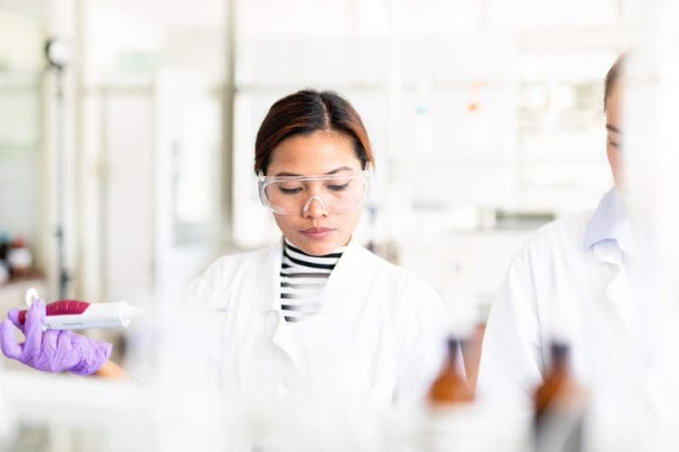 科学家吹打在实验室