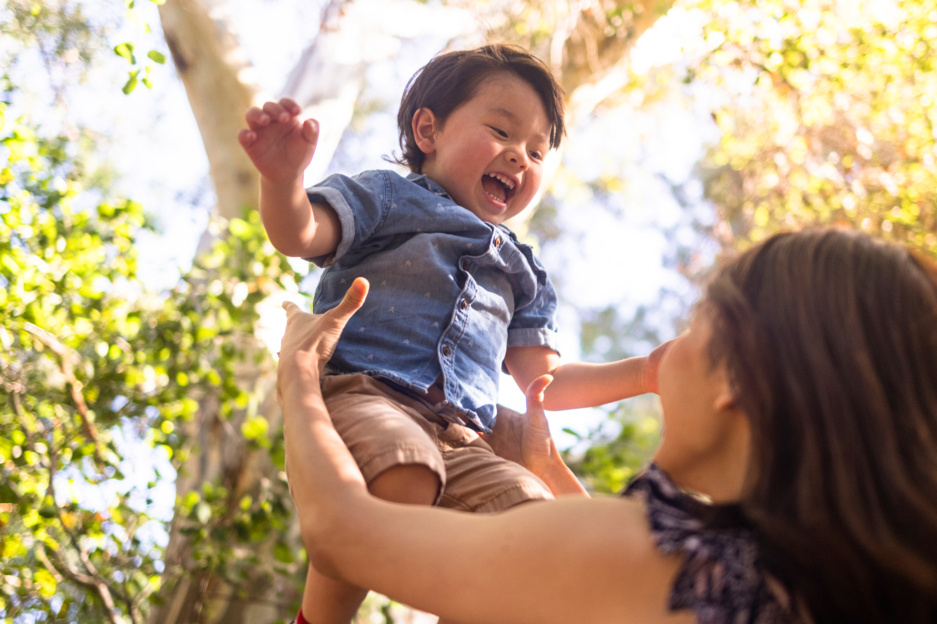 妈妈把婴儿抬起头