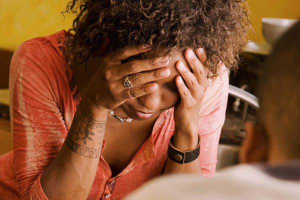 年轻女子心烦意乱。