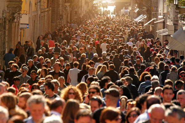 在罗马市中心大街上散步的人群