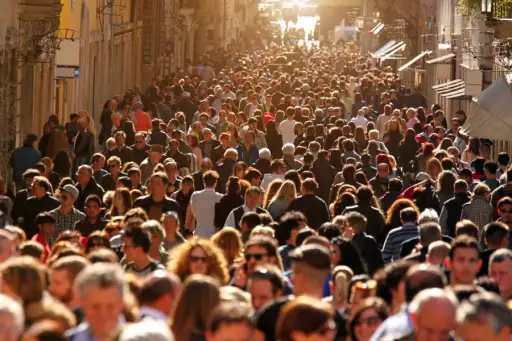 一群人走在罗马市中心的街道上