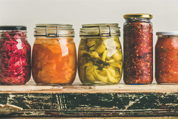 发酵食品的罐子。