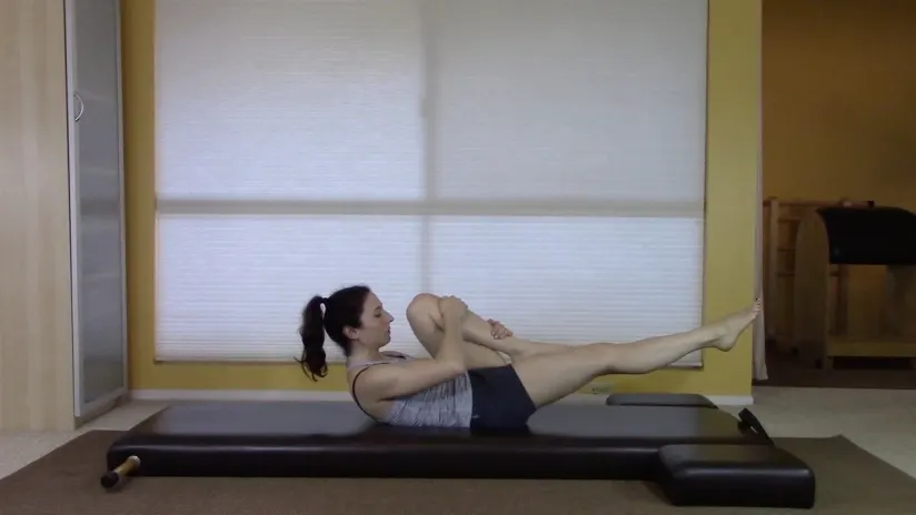 普拉提运动可以改善睡眠-单腿拉伸