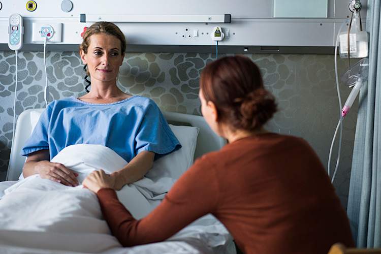 女人拜访她的朋友在医院