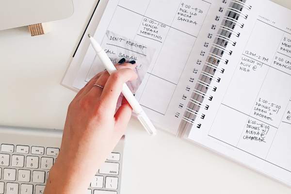 女人在日历上写字