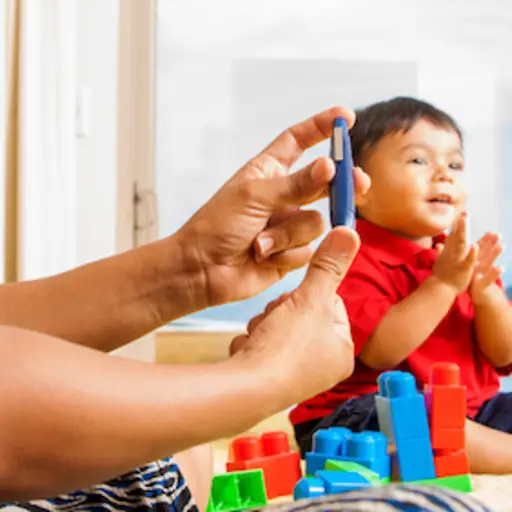 婴儿玩耍时,母亲检查血糖。