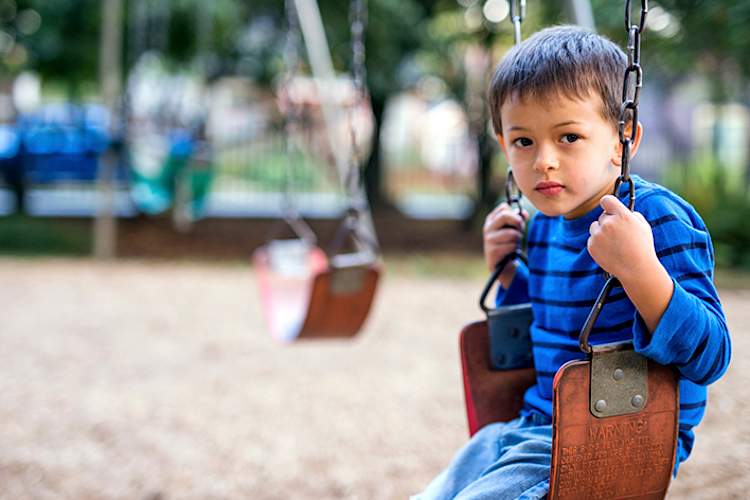 秋千上孤独的孩子。