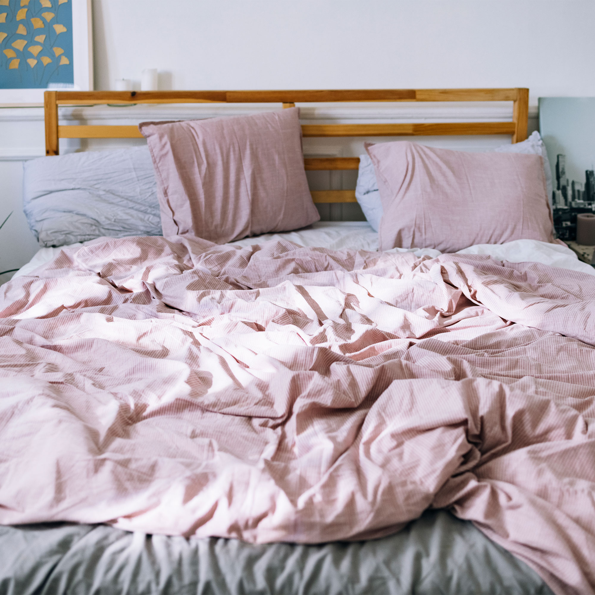 一个视图皱巴巴的床单的床上