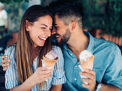 笑对夫妇吃冰淇淋。