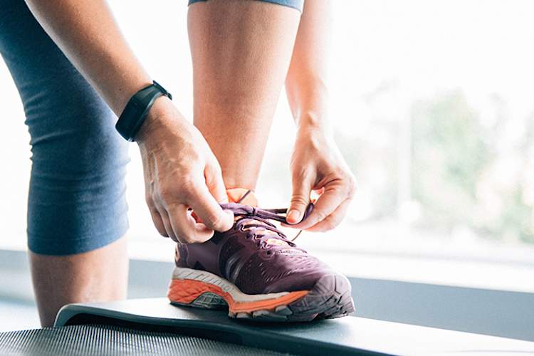 一个女人正在系她的跑鞋。