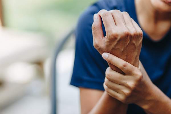 手腕疼痛者的特写