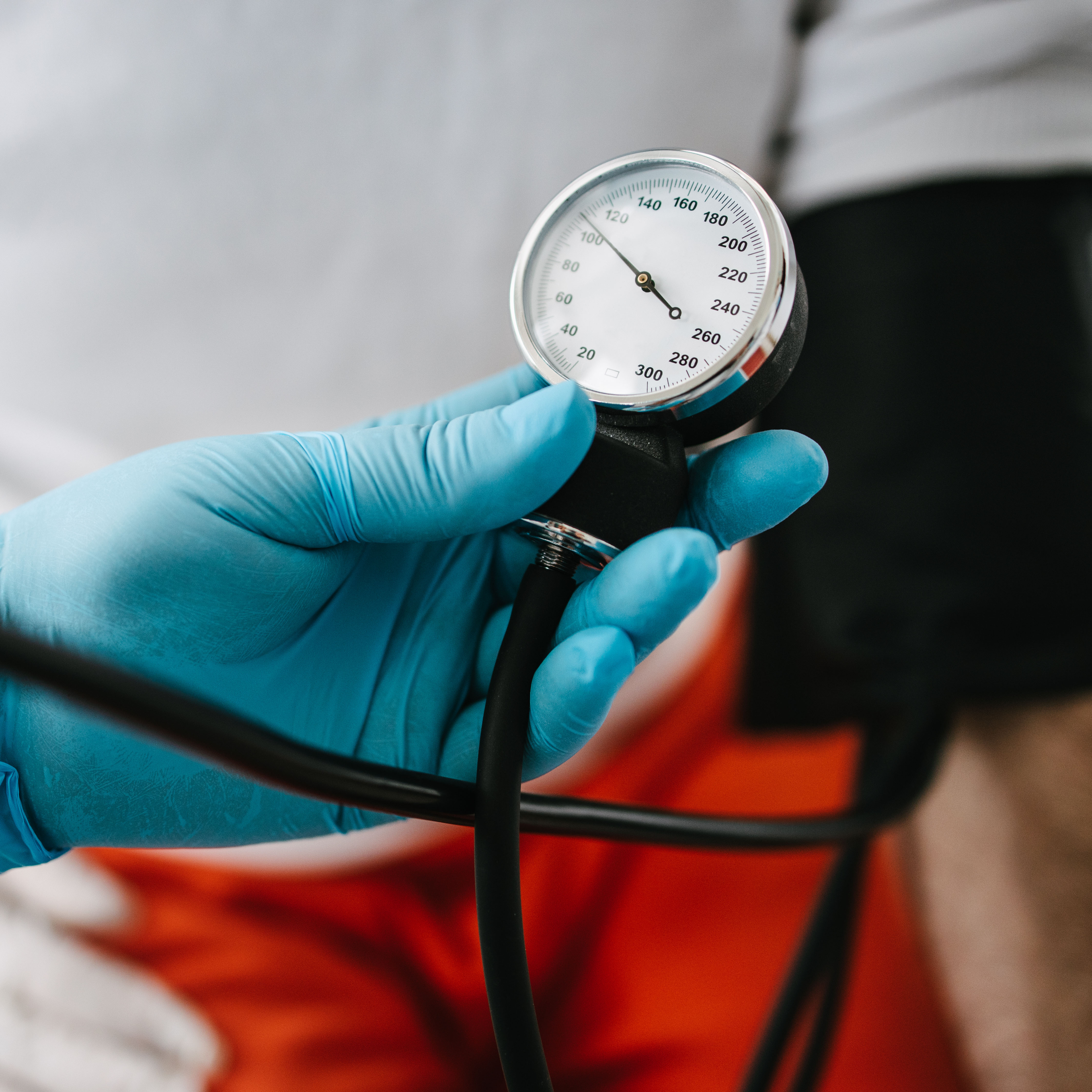 测量血压。压力表。高血压和高心率。