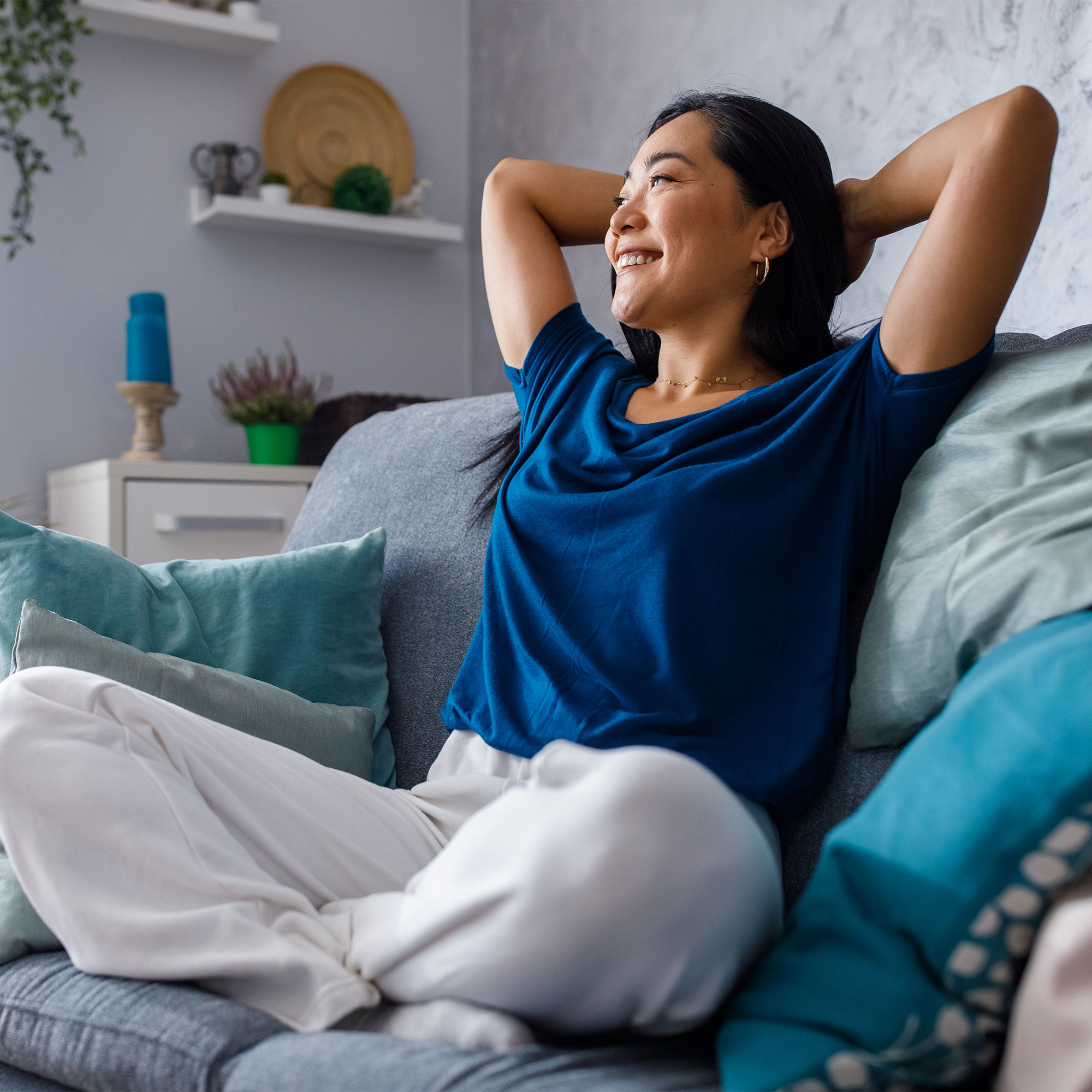 一个轻松的女人坐在沙发上在家里