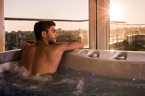 在spa的按摩浴缸里的男人。