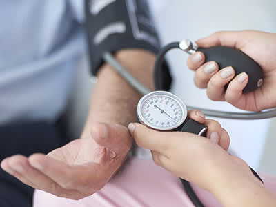医生测量血压。