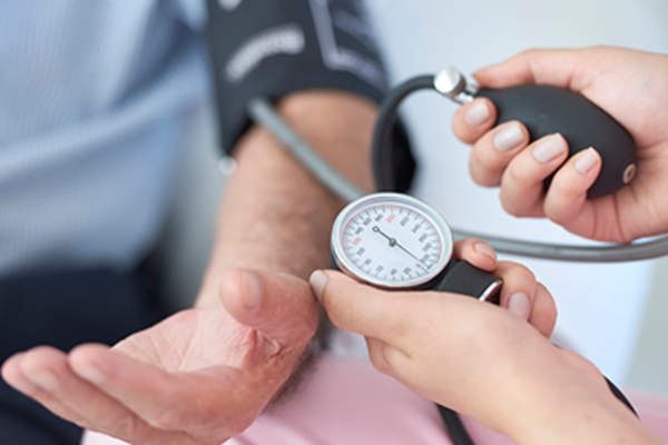 医生测量血压。