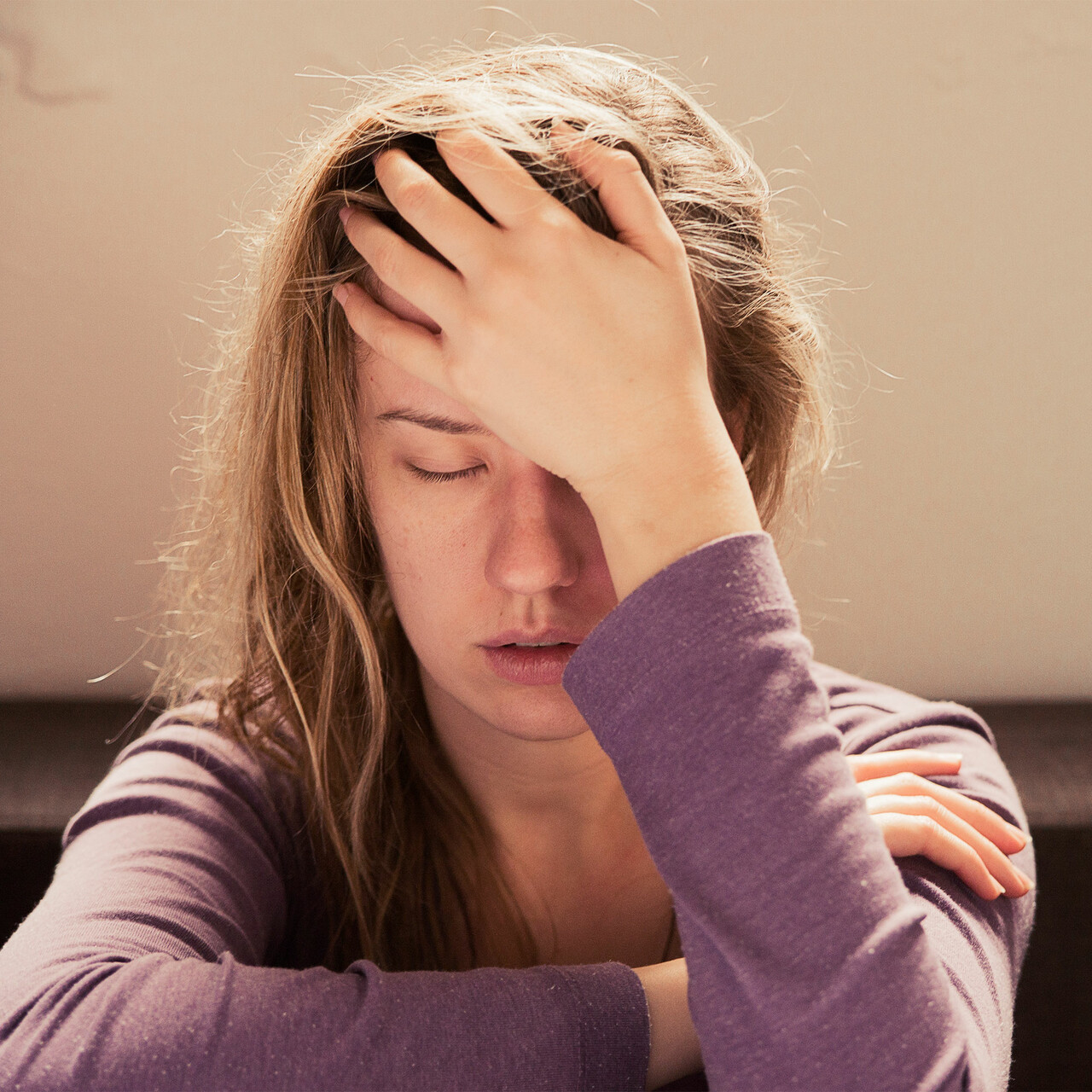 一个生病的女人摸她的头