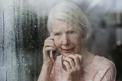 一位老妇人拨打了911。
