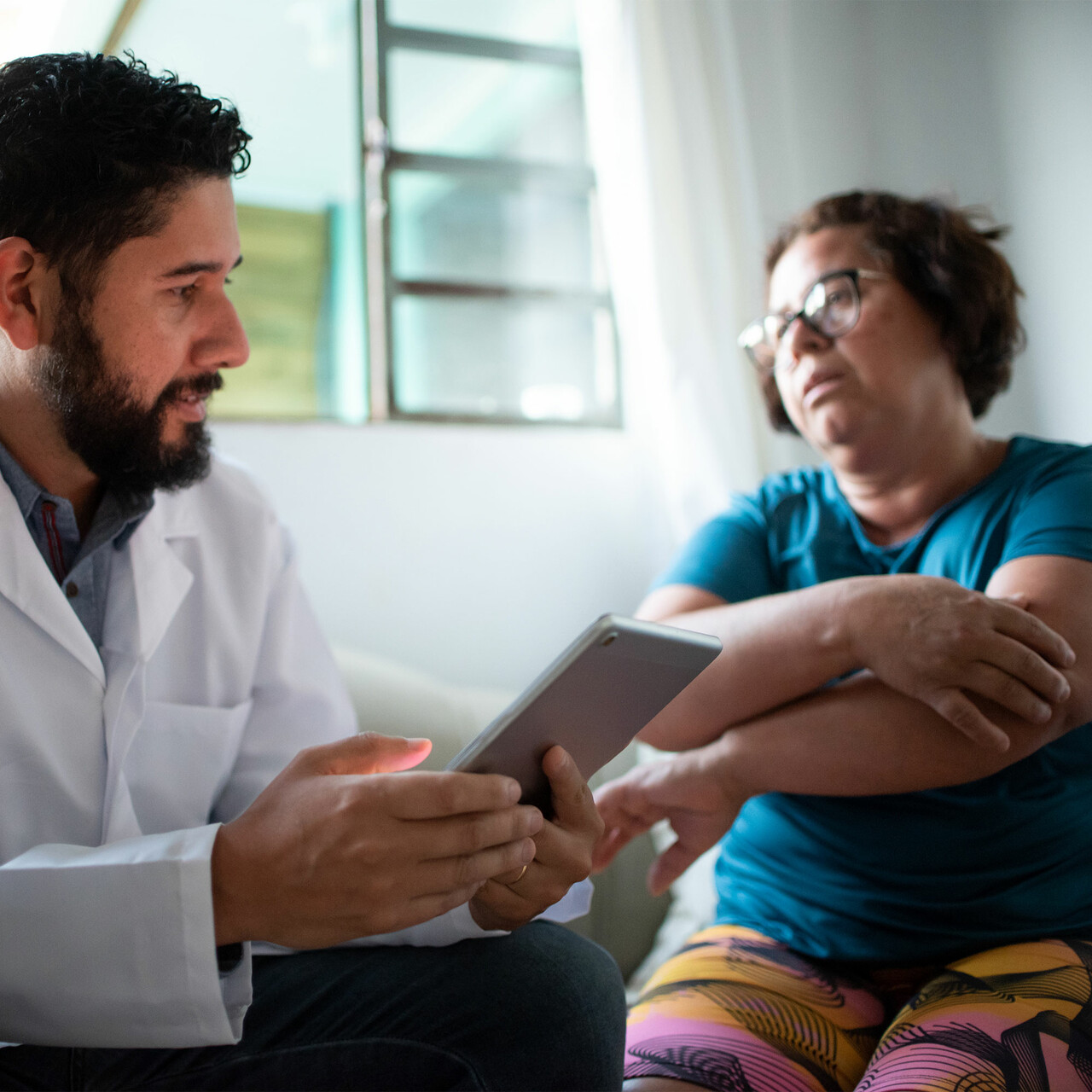 一个女人和她的医生咨询