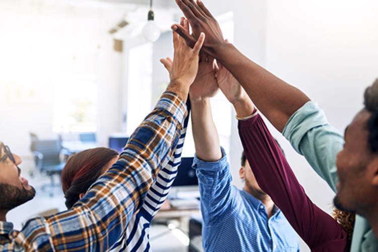 手在支持彼此会议的目标。