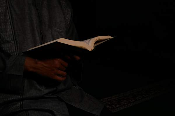 人的阅读在昏暗的光线