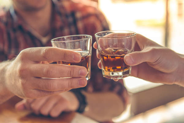 酒精的夫妇喝镜头。