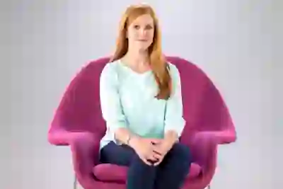 坐在椅子上的女人
