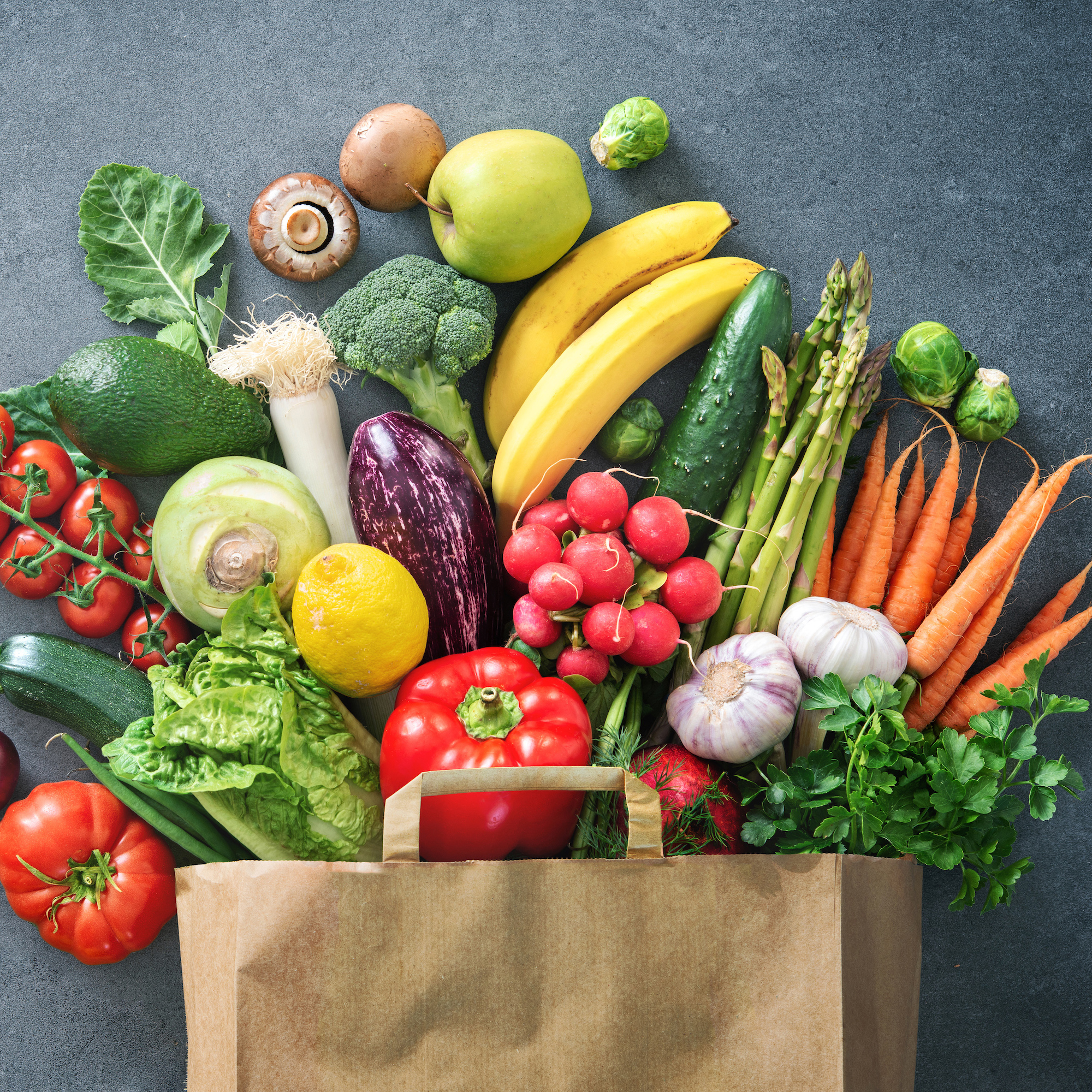 新鲜的农产品放在杂货袋里