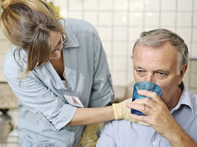 言语治疗师与人的饮用水。