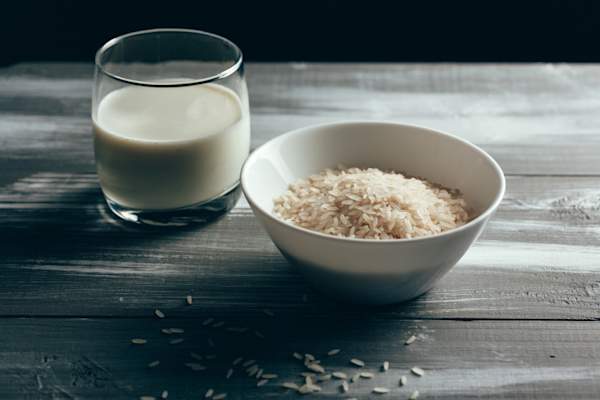 米浆和大米的木桌上