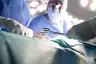 外科医生在手术台上传递剪刀