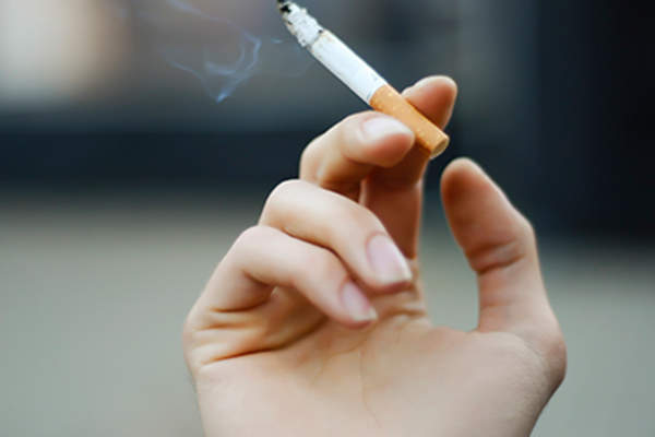 拿着香烟的女人。