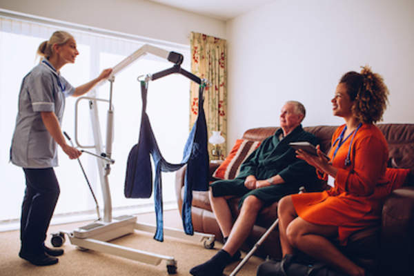 机构经理在检查家庭护理