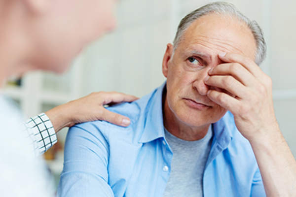 一位忧心忡忡的男士正在和医生谈话。